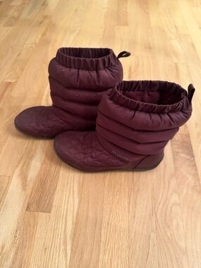 Columbia Puffer Booties in Burgundy